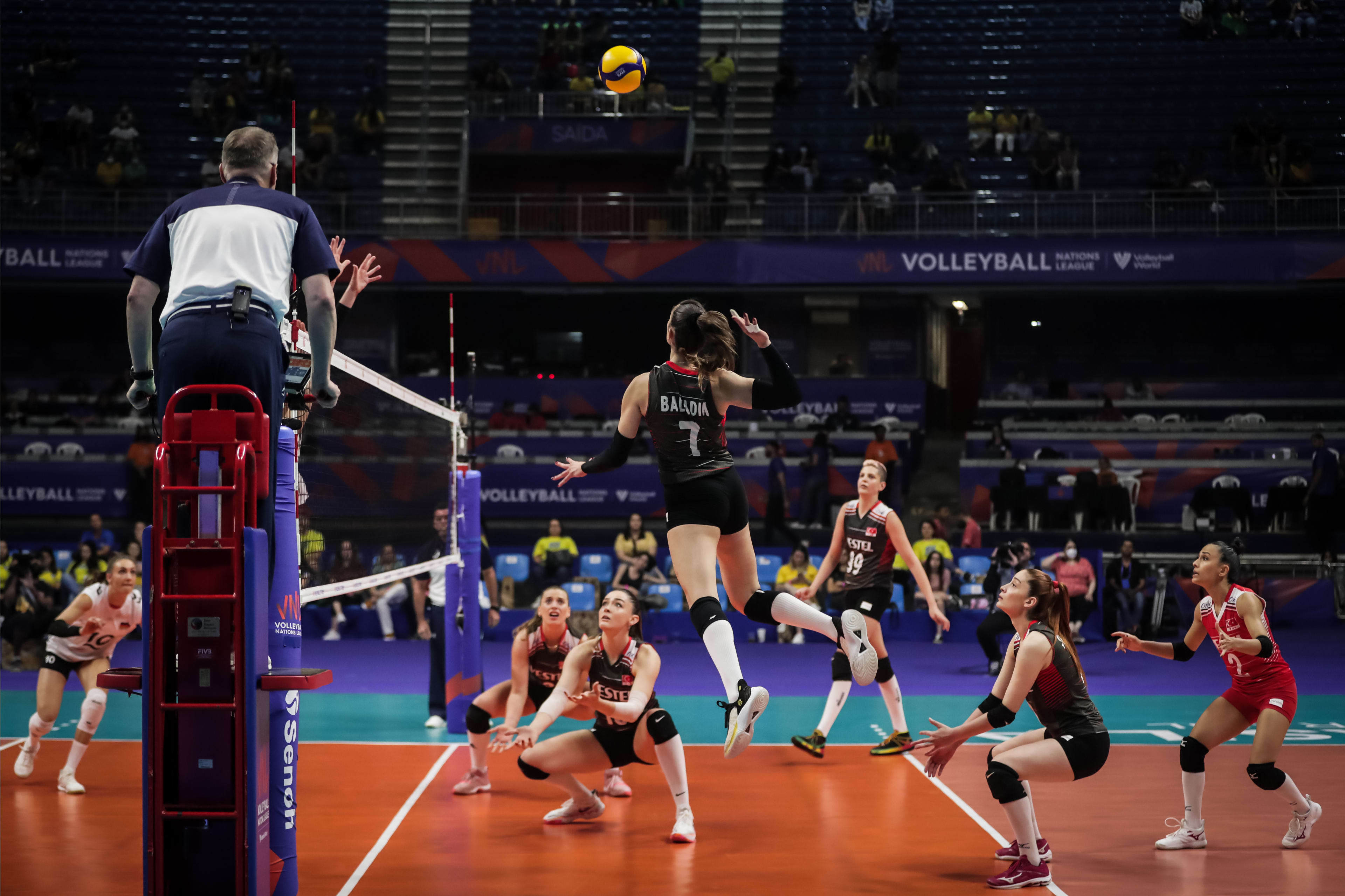 韩国队横扫葡萄牙队，波尔惊艳四座