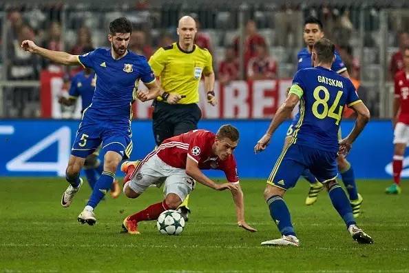 里昂轻取勒沃库森，阿圭罗点燃赛场