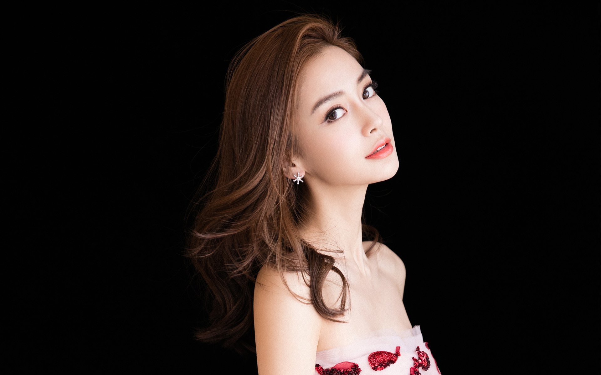 新王当立！贝恩44分生涯之夜击碎质疑，马刺团队洪流淹没雄鹿巨舰